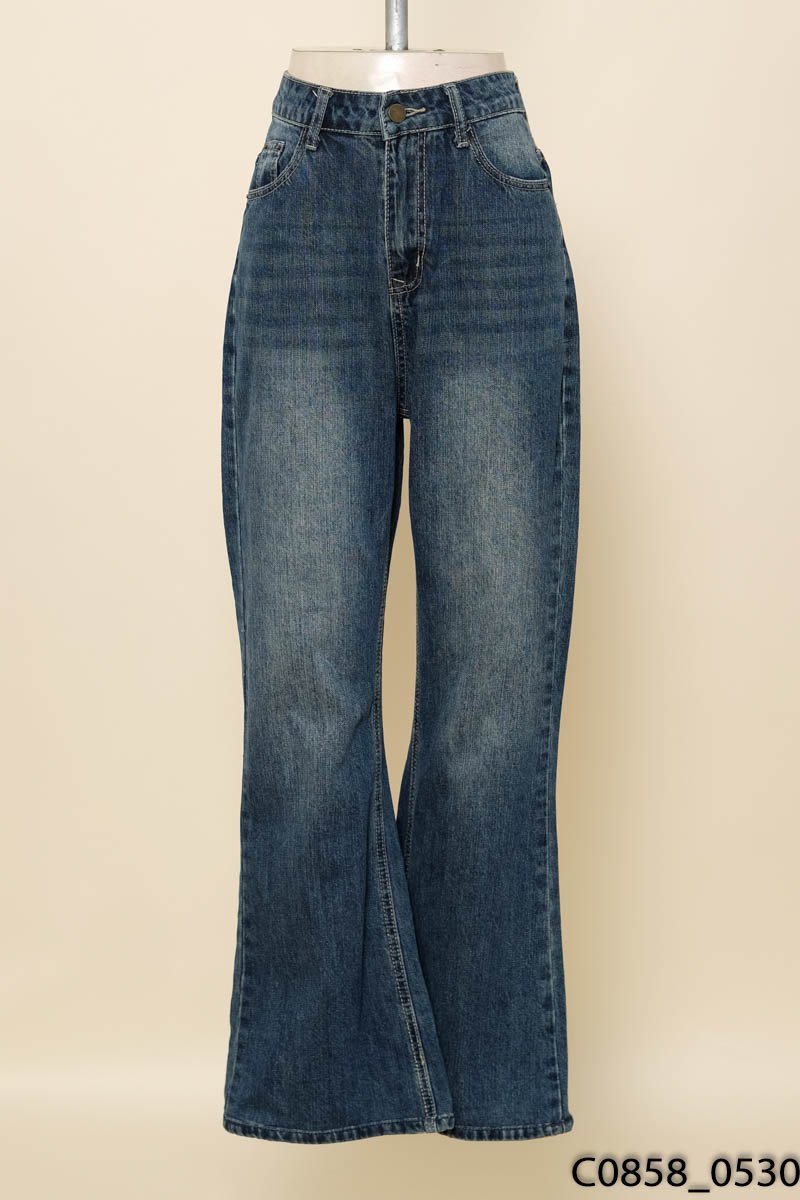 Quần jeans xanh ống loe