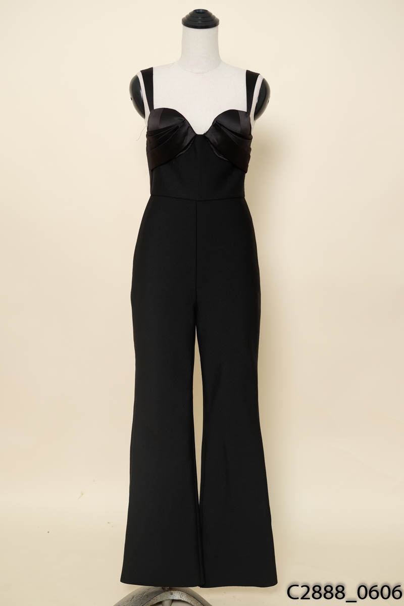Jumpsuit đen khoét ngực