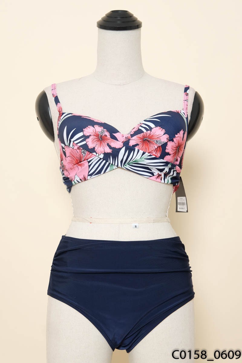 Bikini xanh hoa hồng