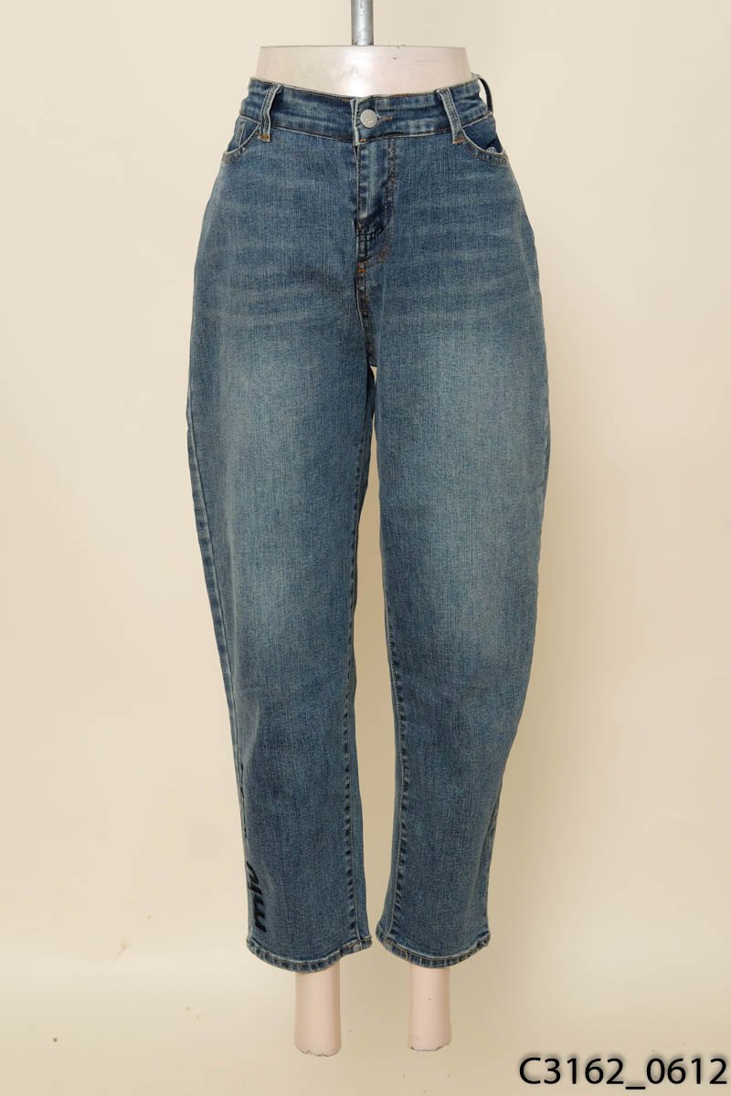 Quần jeans xanh thêu chữ