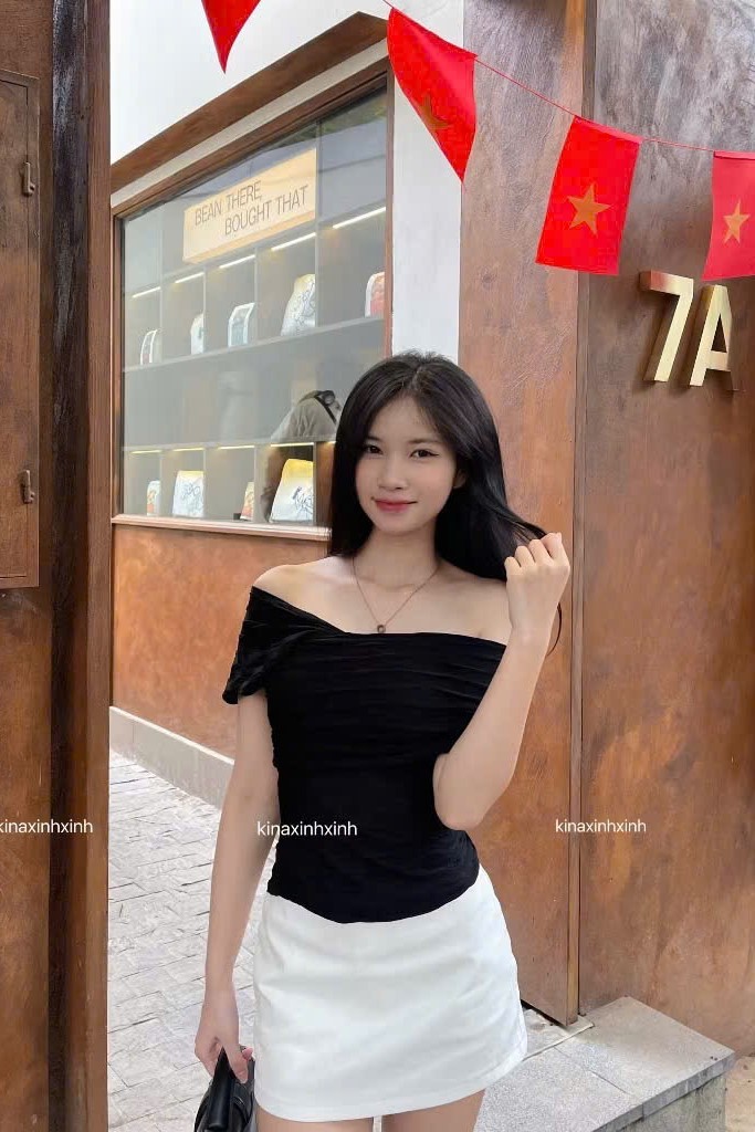 Áo đen lệch vai New Tags
