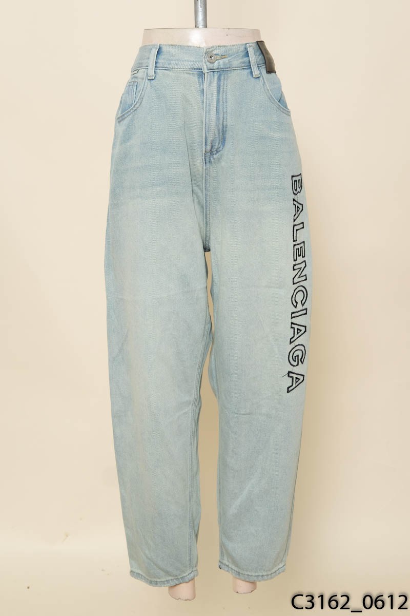 Quần jeans xanh nhạt