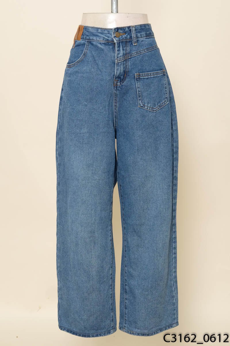 Quần jeans xanh rách gấu