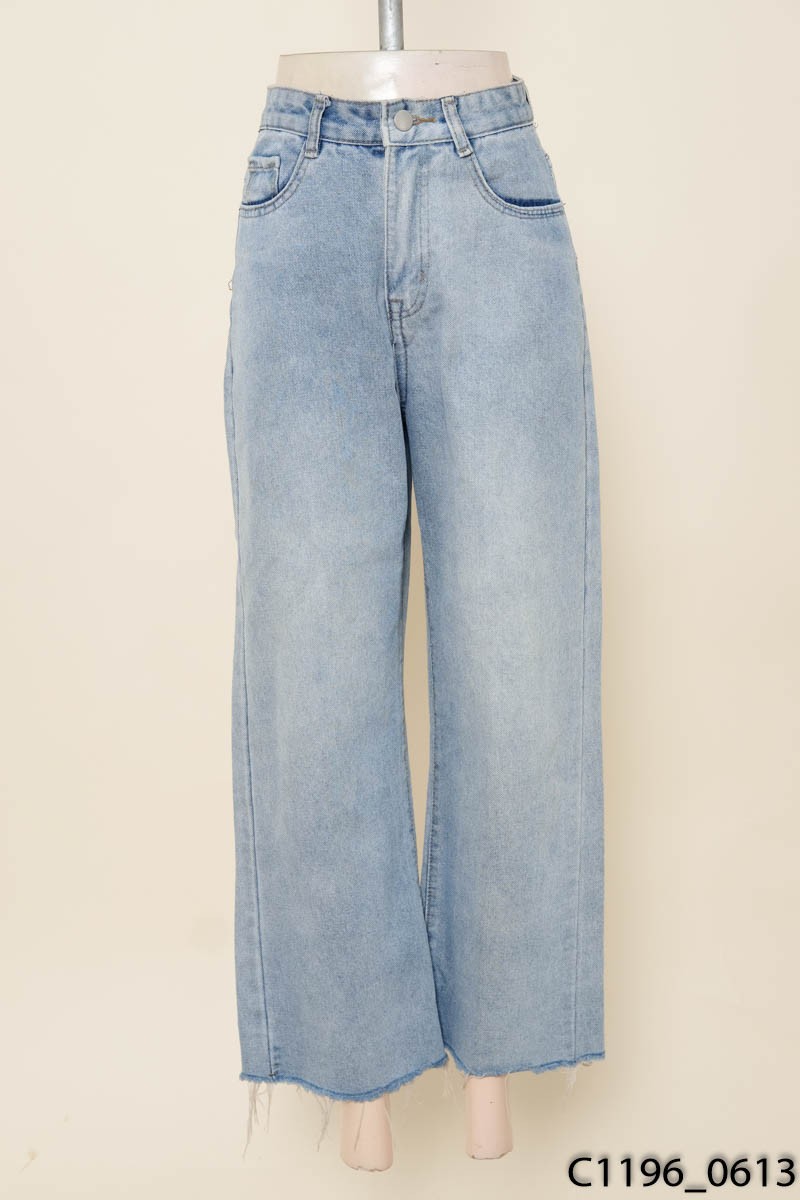 Quần jeans xanh nhạt