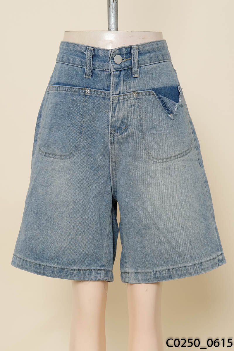 Quần jeans xanh túi trước