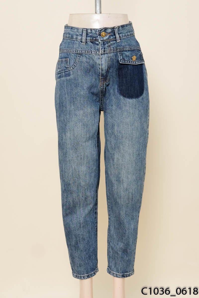 Quần jeans xanh cúc vàng