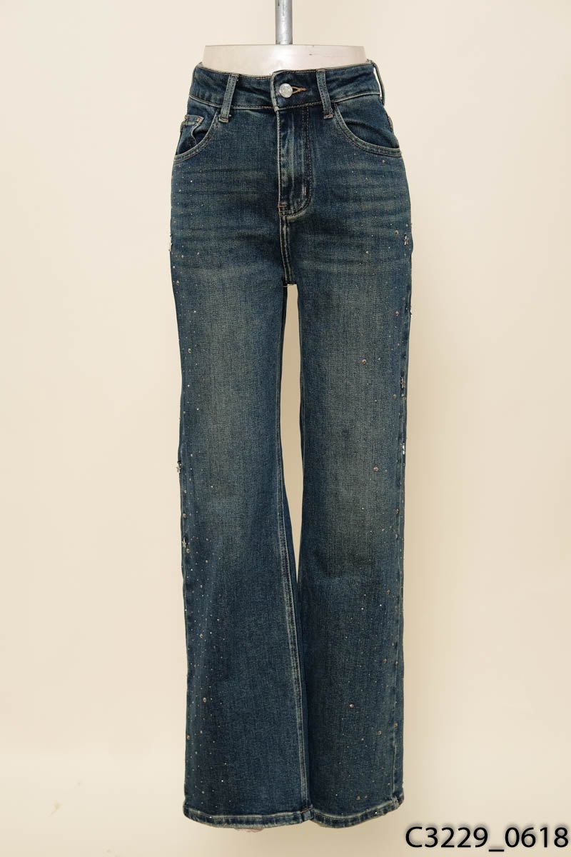 Quần jeans đính đá