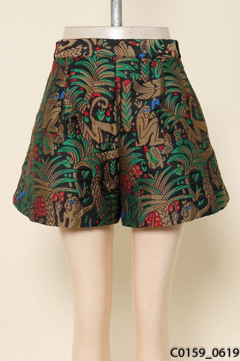 Quần shorts đen họa tiết