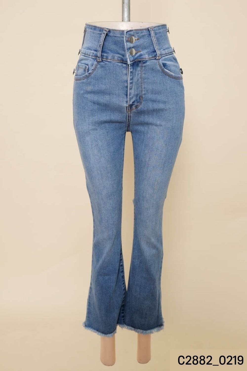 Quần jeans xanh ống loe