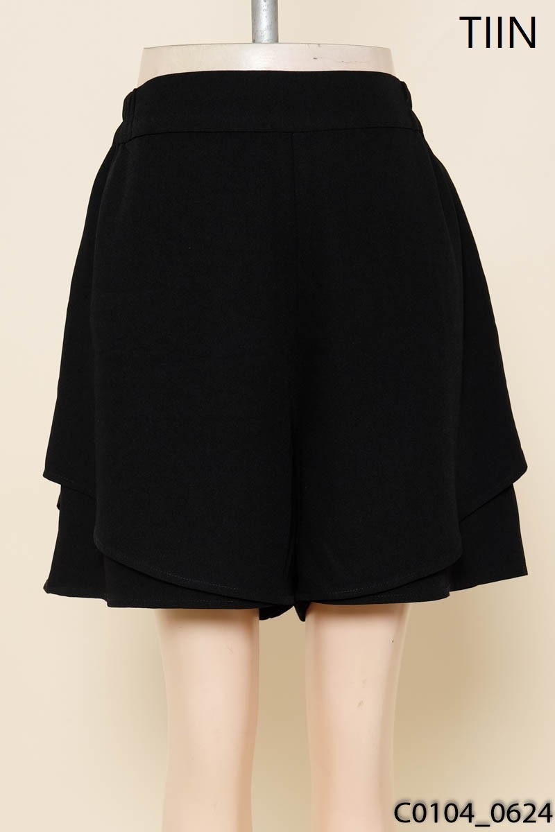 Quần shorts đen Tiin