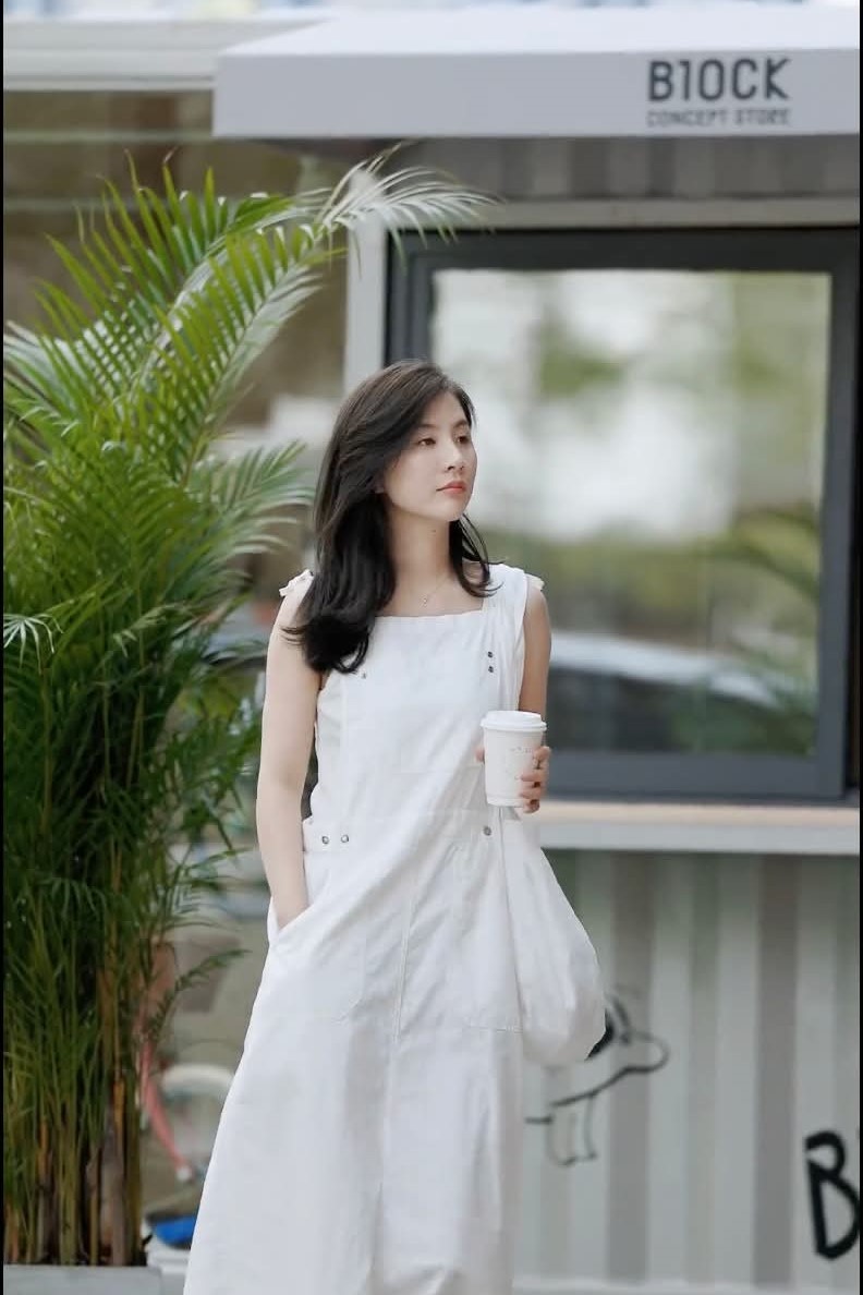 Đầm yếm trắng kèm lót New Tags
