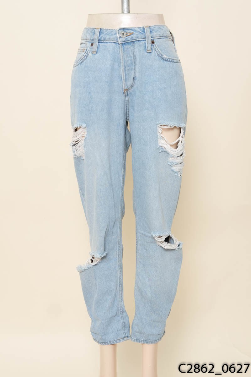 Quần jeans xanh rách