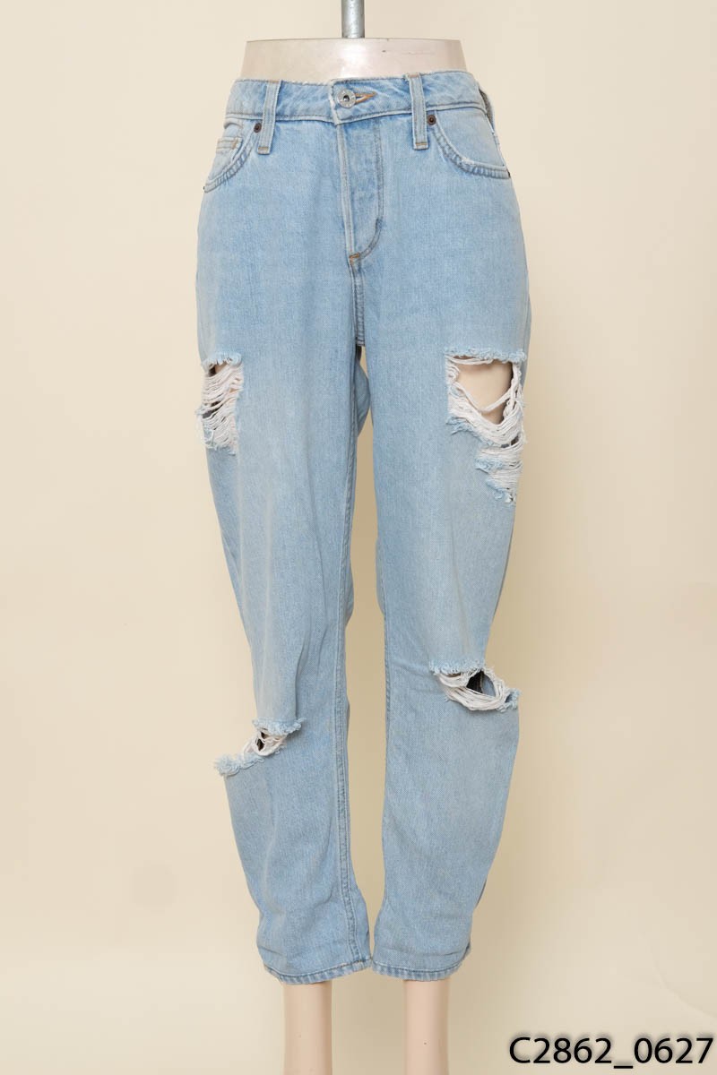 Quần jeans xanh rách