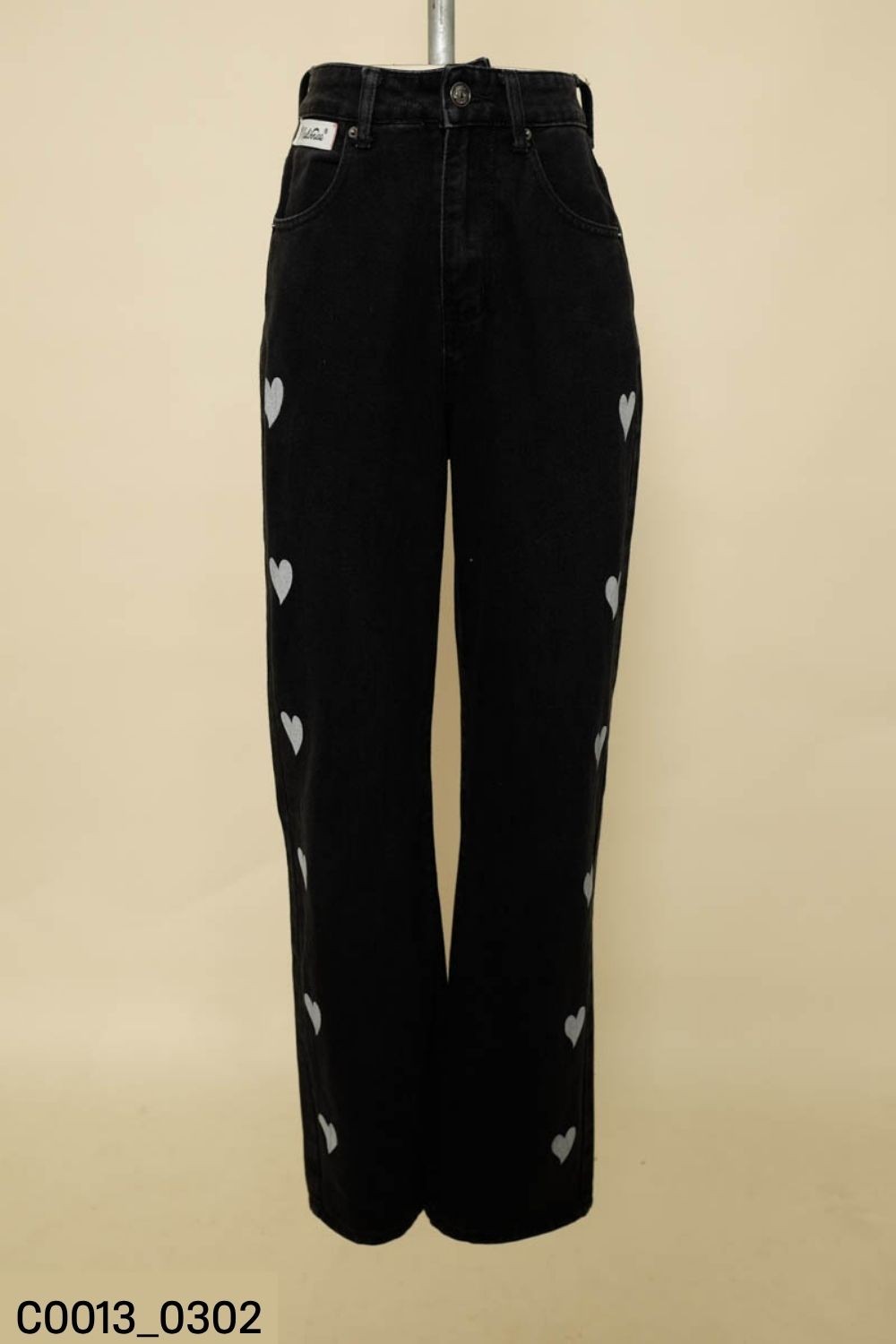 Quần jeans đen tim trắng