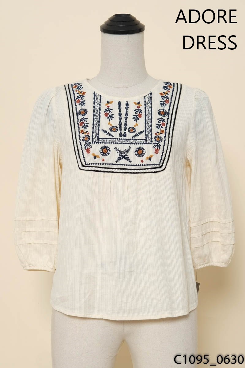 Áo be thêu hình Adore Dress