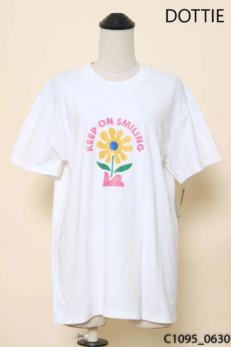 Áo thun trắng chữ Dottie