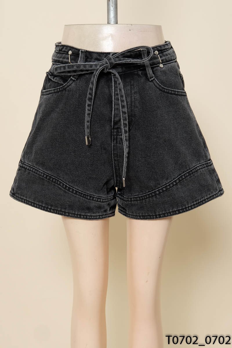 Quần shorts đen