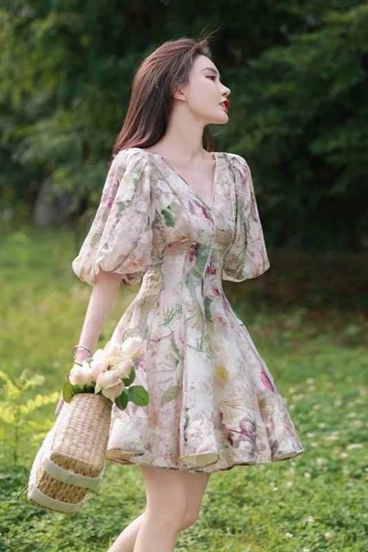 DAC BOUTIQUE- Đầm be cổ V họa tiết