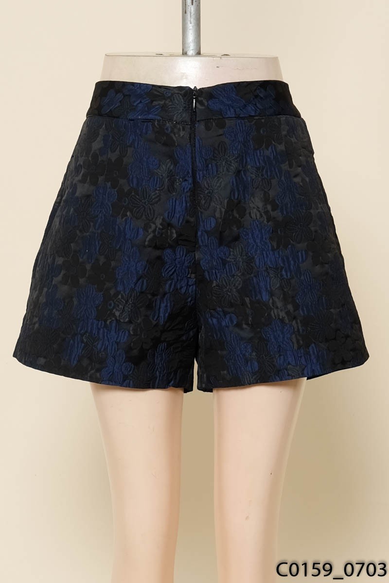 Quần shorts đen hoa xanh