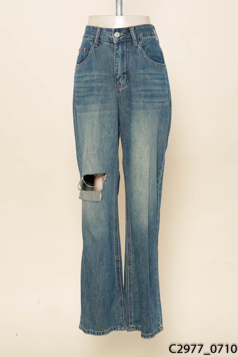 Quần jeans xanh rách gấu