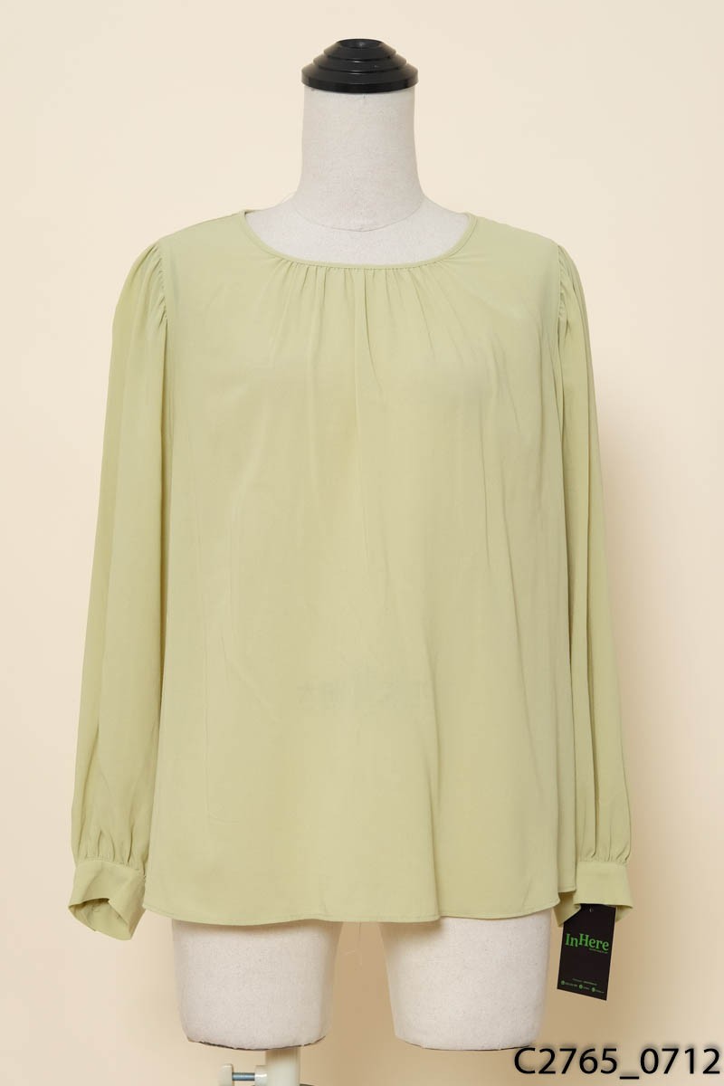 Áo xanh bơ Uniqlo