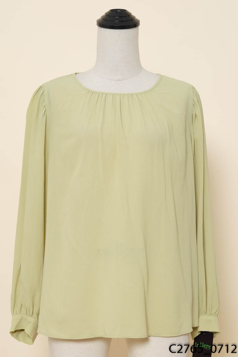 Áo xanh bơ Uniqlo