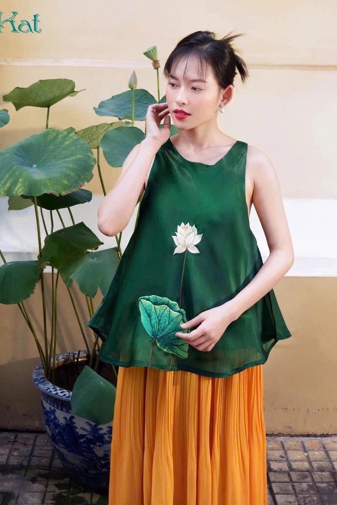 THE KAT - Áo yếm xanh thêu hoa