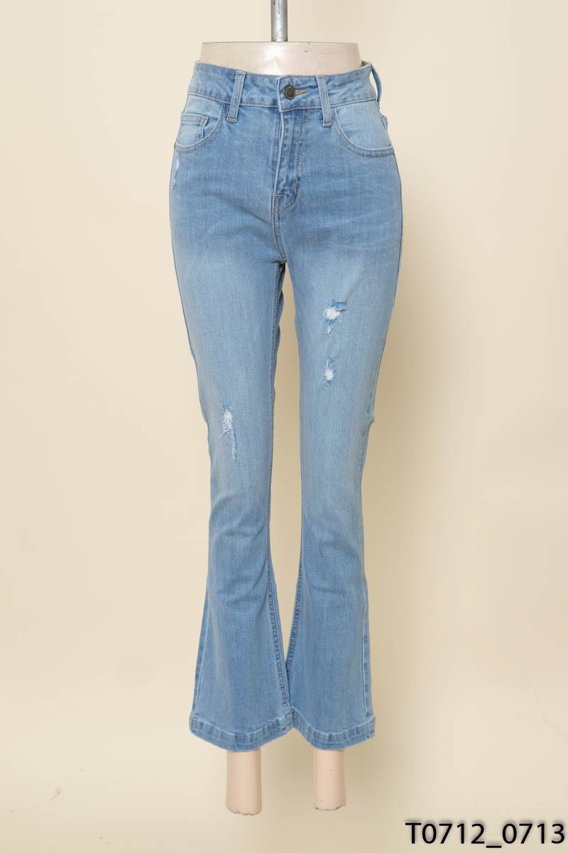 Quần jeans xanh ống loe