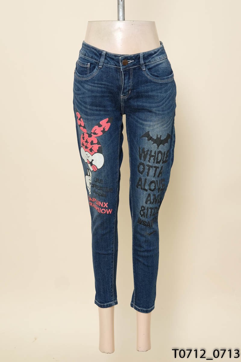Quần jeans xanh hình