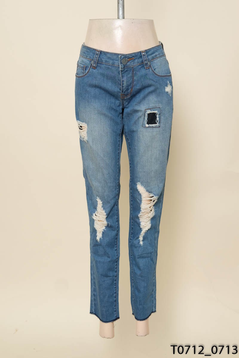 Quần jeans xanh rách gối