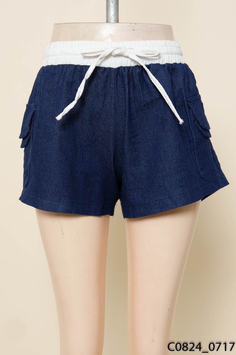 Quần shorts xanh viền trắng