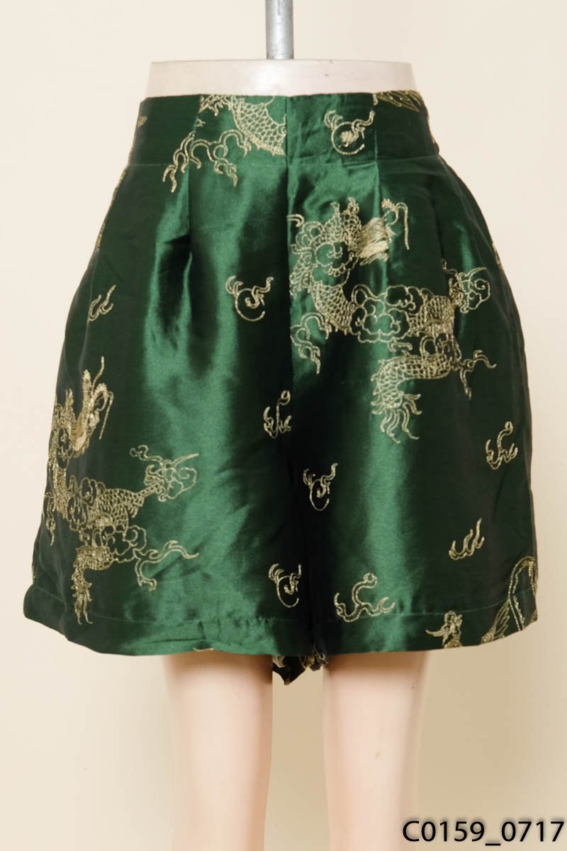 Quần shorts xanh lá họa tiết thêu