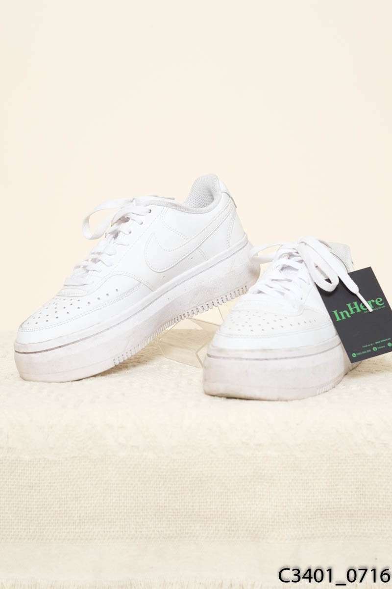 Giày thể thao trắng Nike