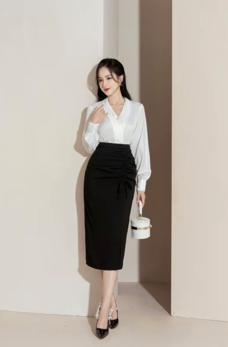 Chân váy đen xẻ tà Tiin