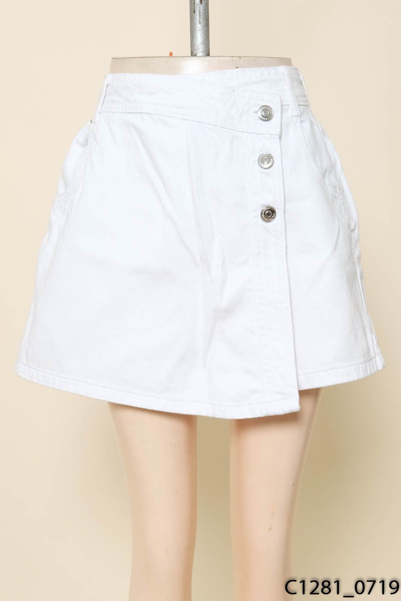 Quần short trắng giả váy