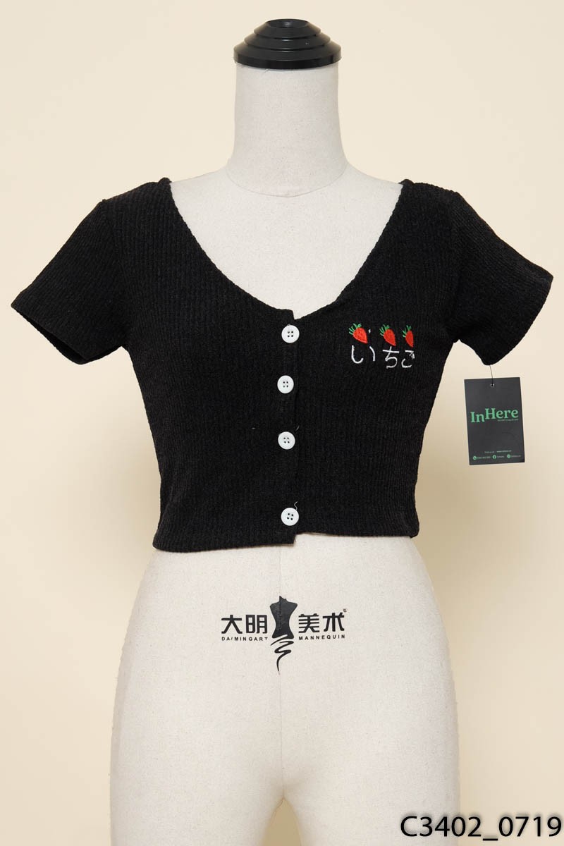 Áo croptop đen thêu quả dâu