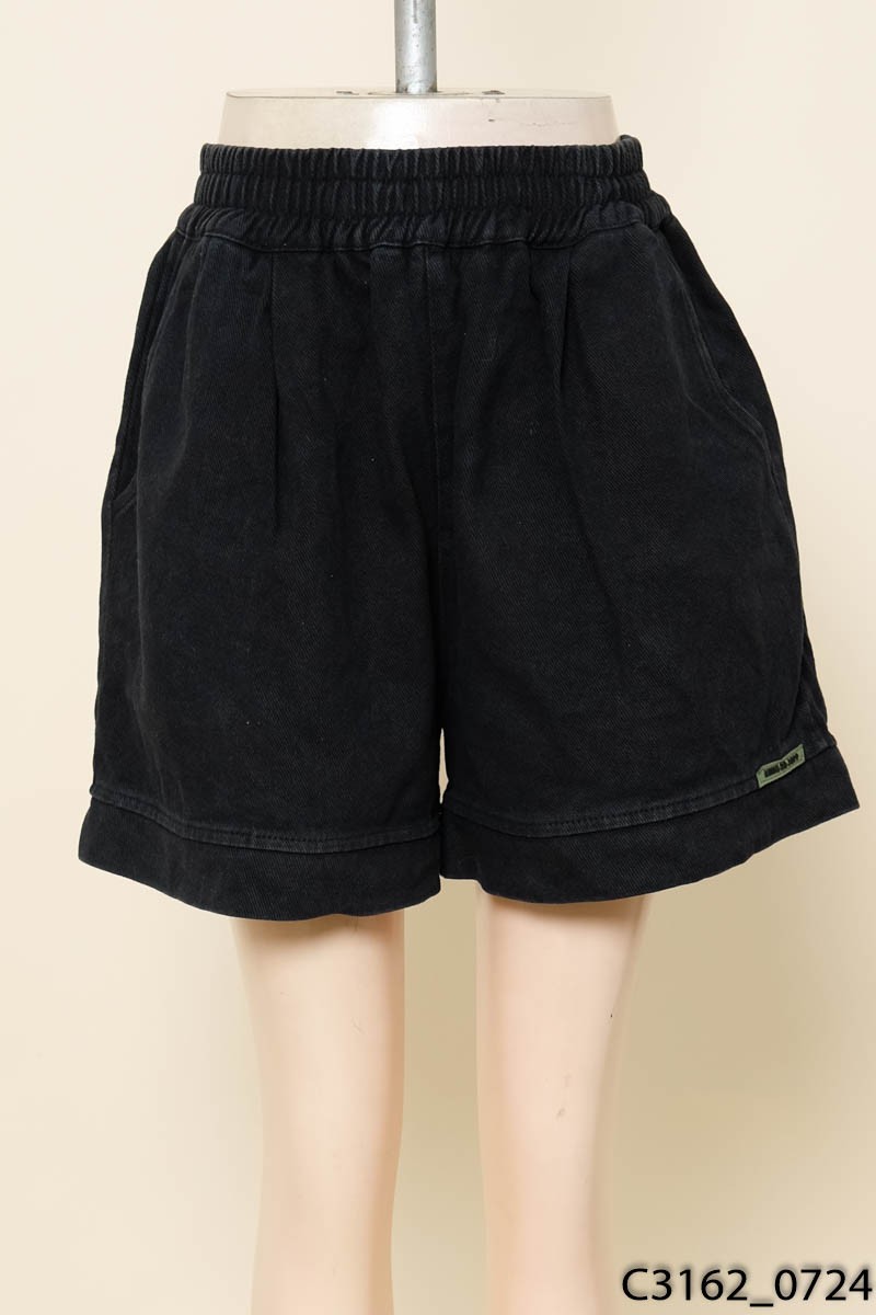 Quần shorts đen
