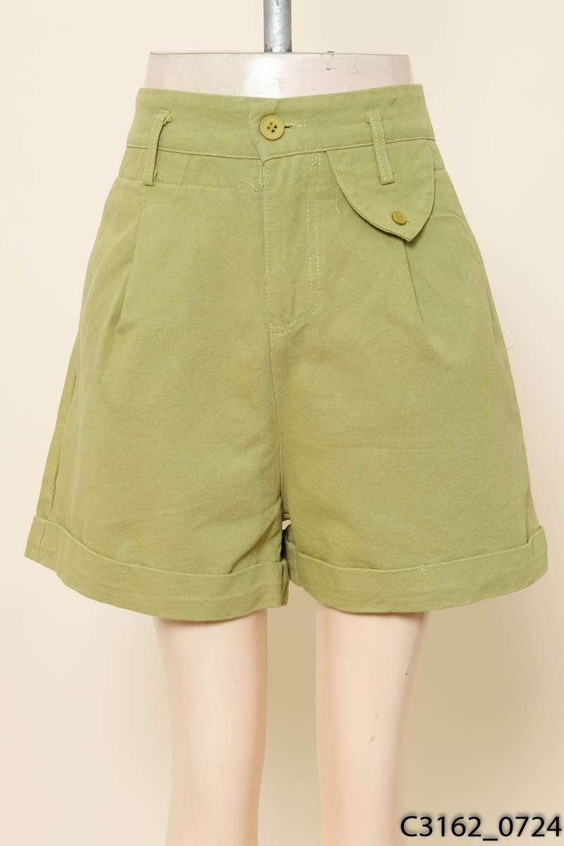 Quần shorts xanh bơ