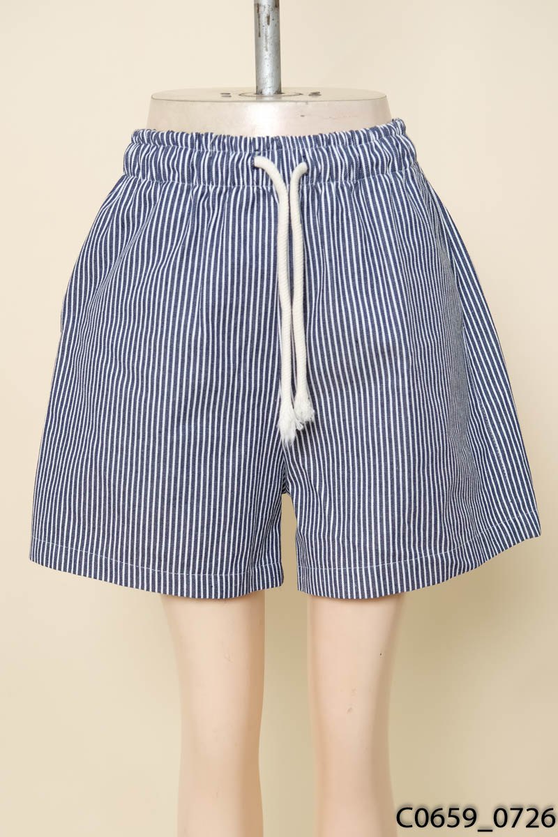 Quần shorts xanh kẻ trắng