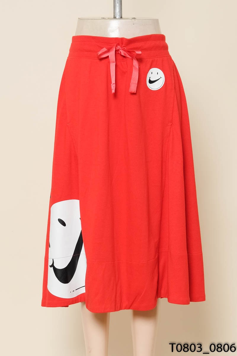 Chân váy đỏ in hình mặt cười Nike