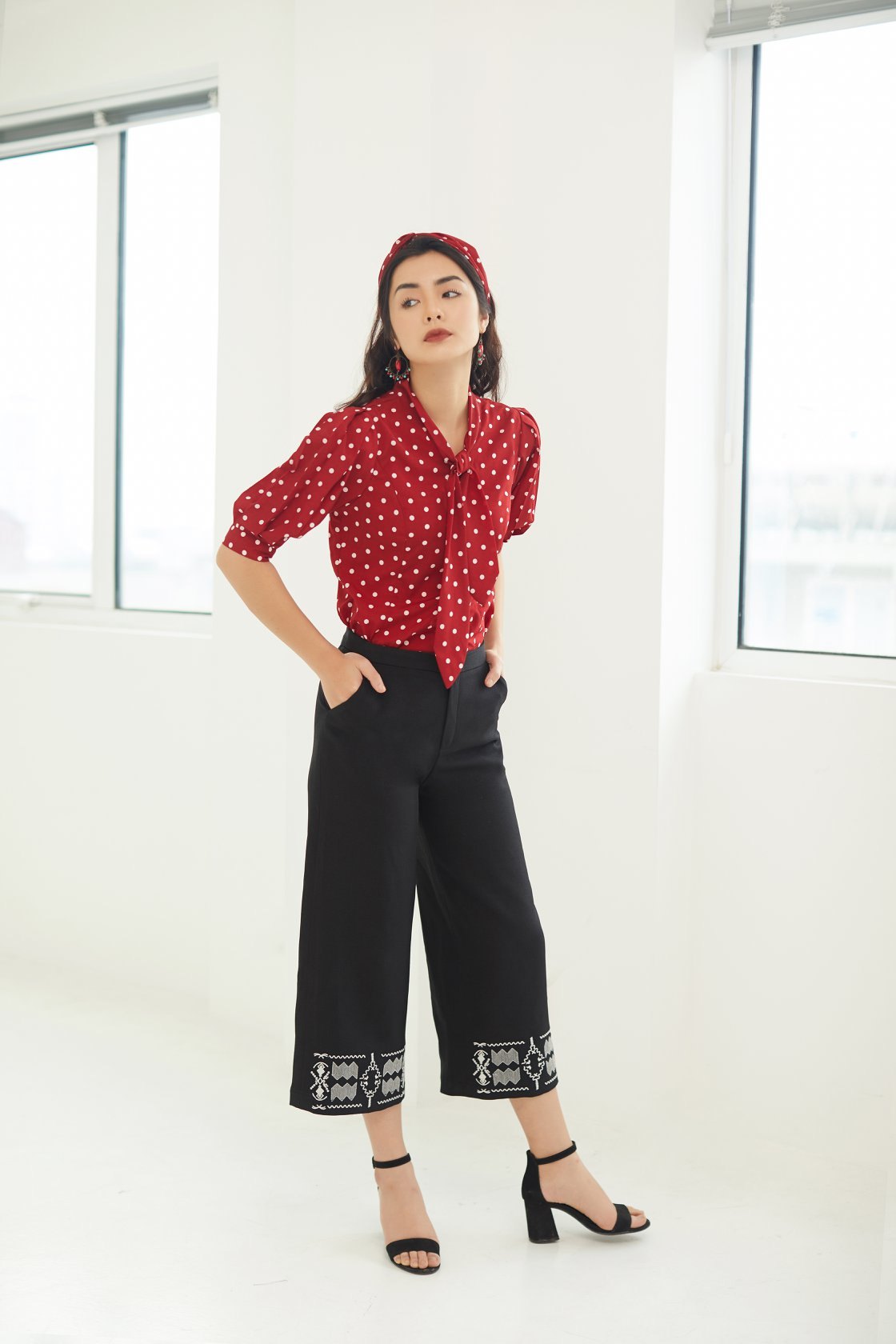 Quần đen họa tiết trắng Adore Dress