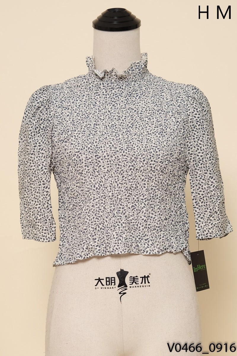 Áo trắng họa tiết xanh HM