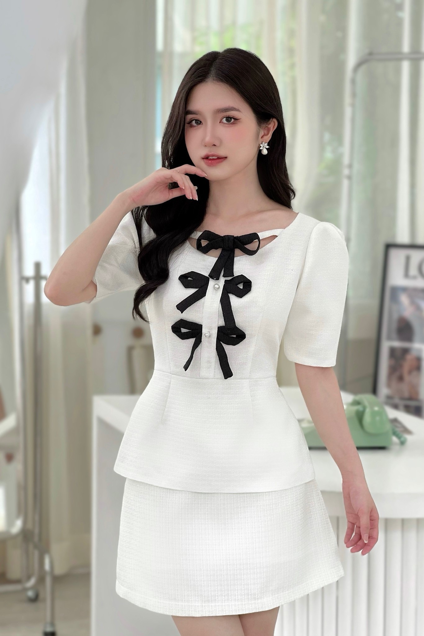 DAPHNEÉ-Set áo + chân váy trắng nơ đen