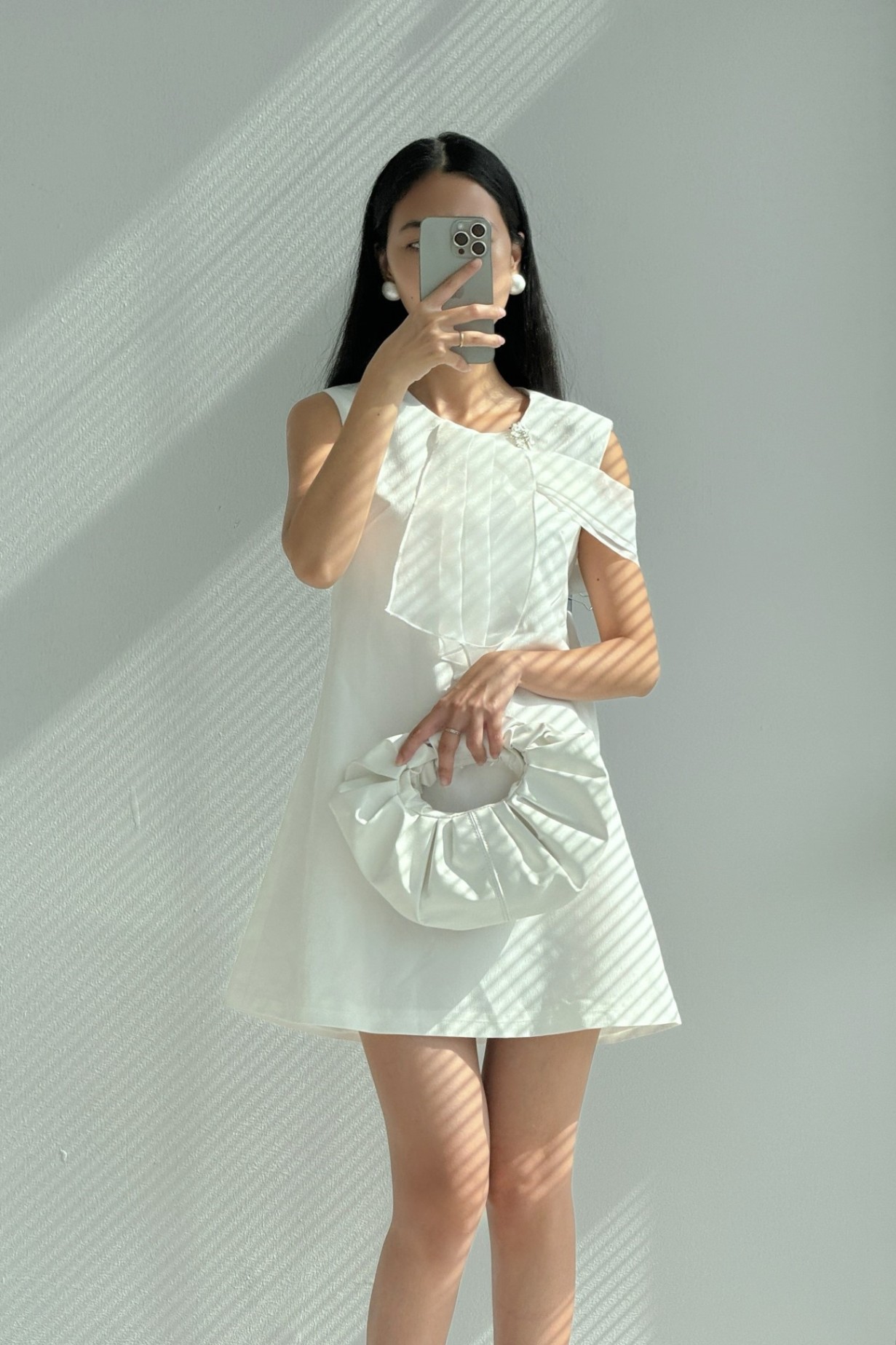 DAPHNEÉ-Đầm trắng sát nách kèm tag cài áo