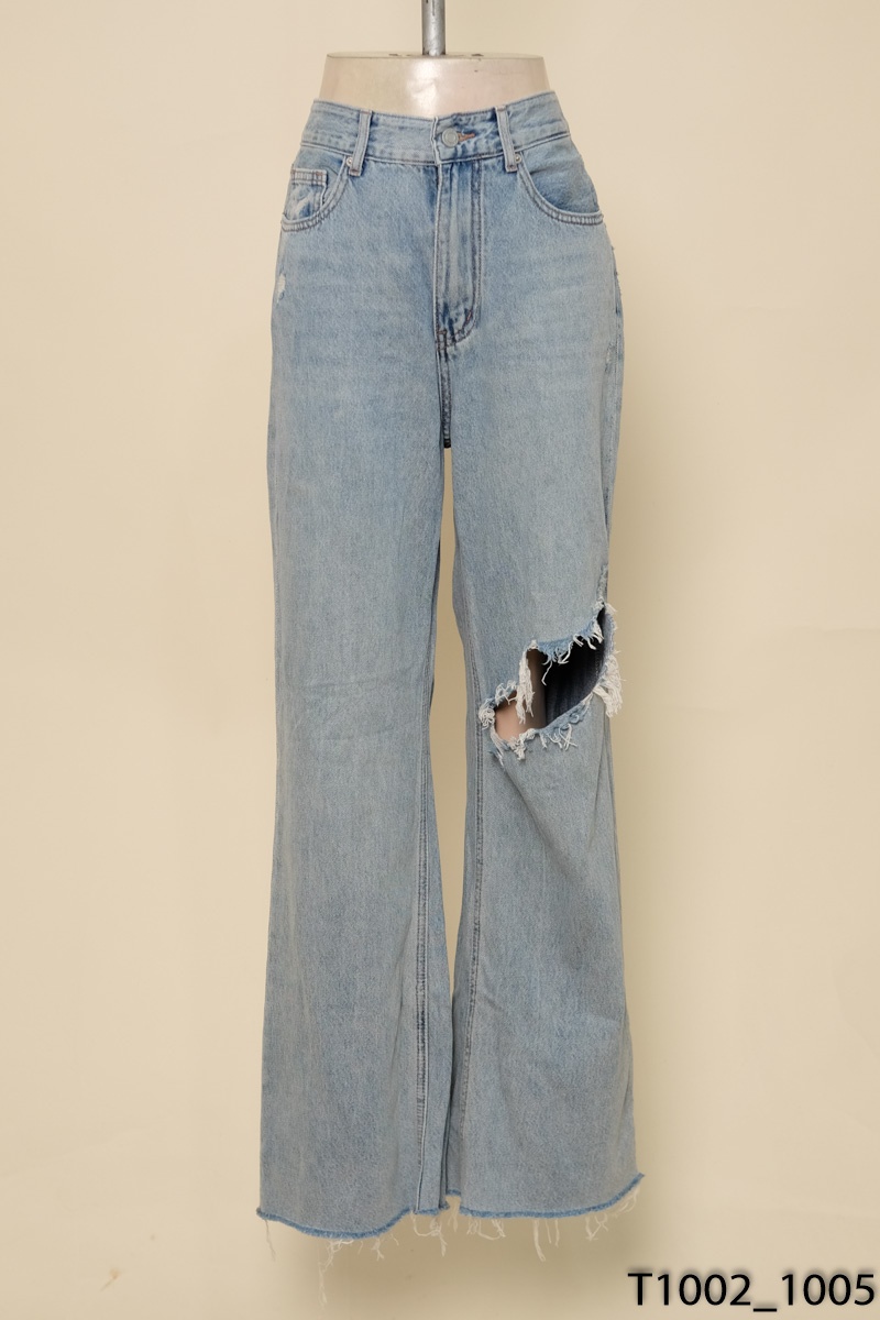 Quần jeans xanh rách gối