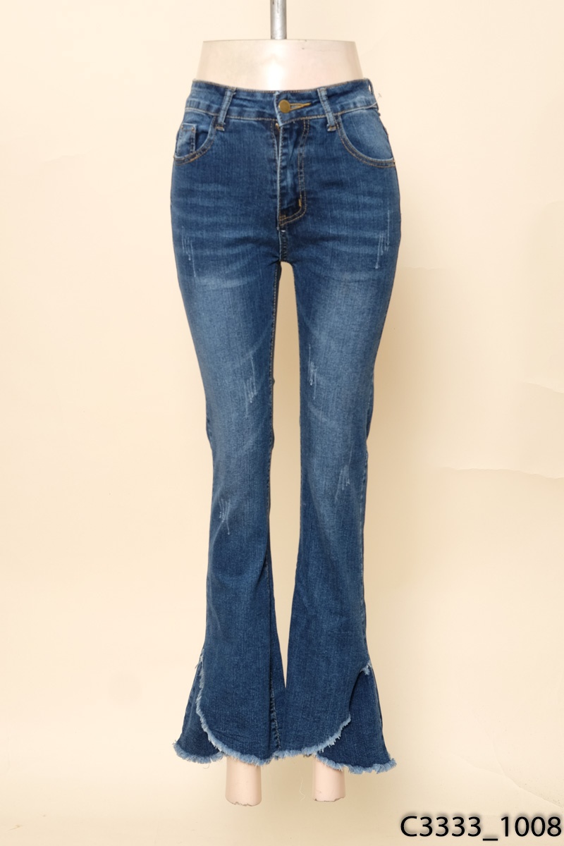 Quần jeans xanh ống loe