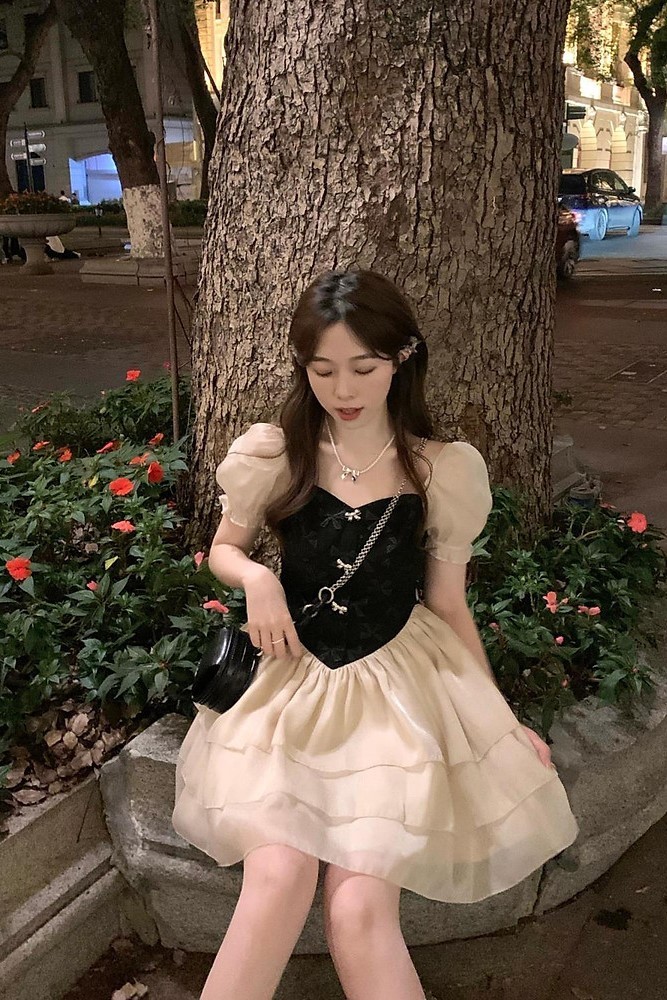 Đầm đen phối voan be