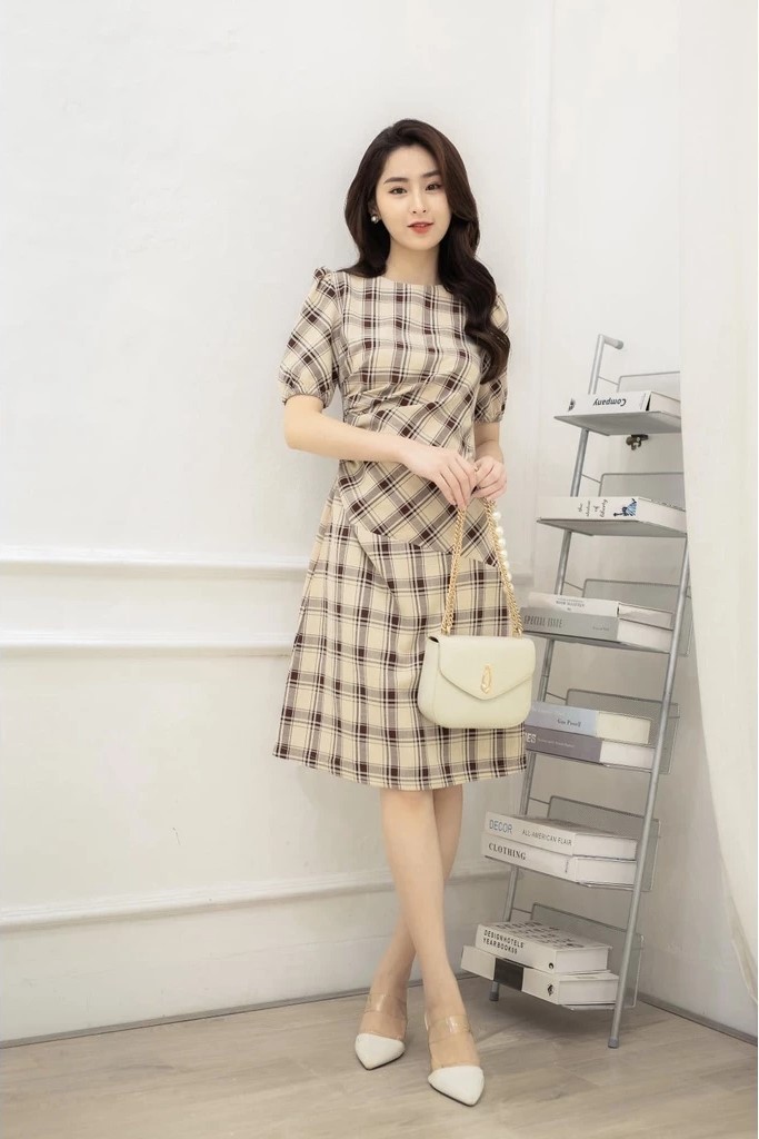 Đầm kẻ be đỏ nhún eo Tiin