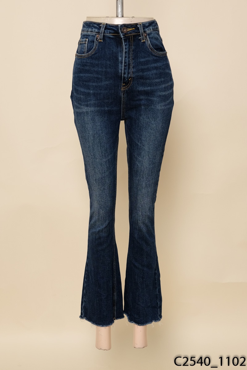 Quần jeans xanh ống loe