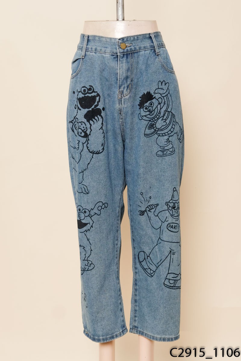 Quần jeans xanh in hình